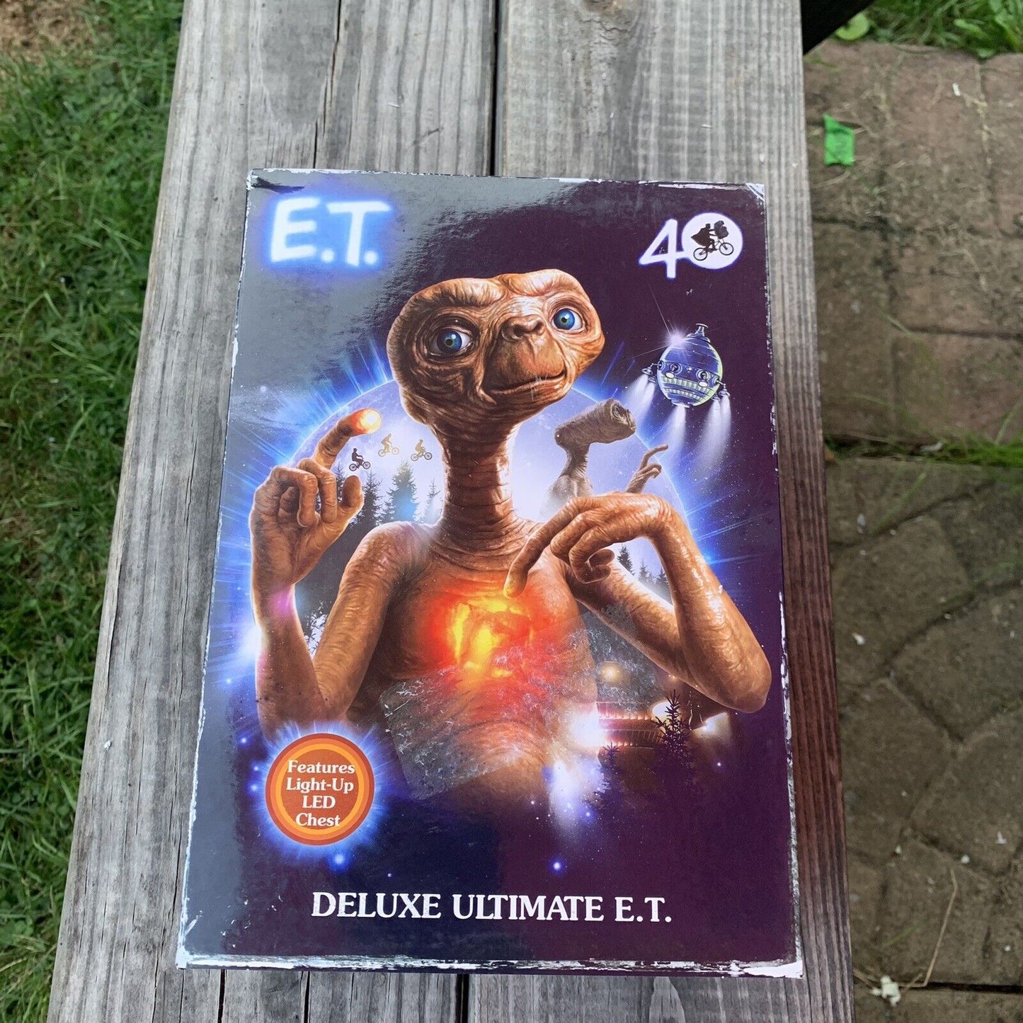 NECA Deluxe E.T. Ultimate Action Figure LED Chest Light Up 40th Anniversary