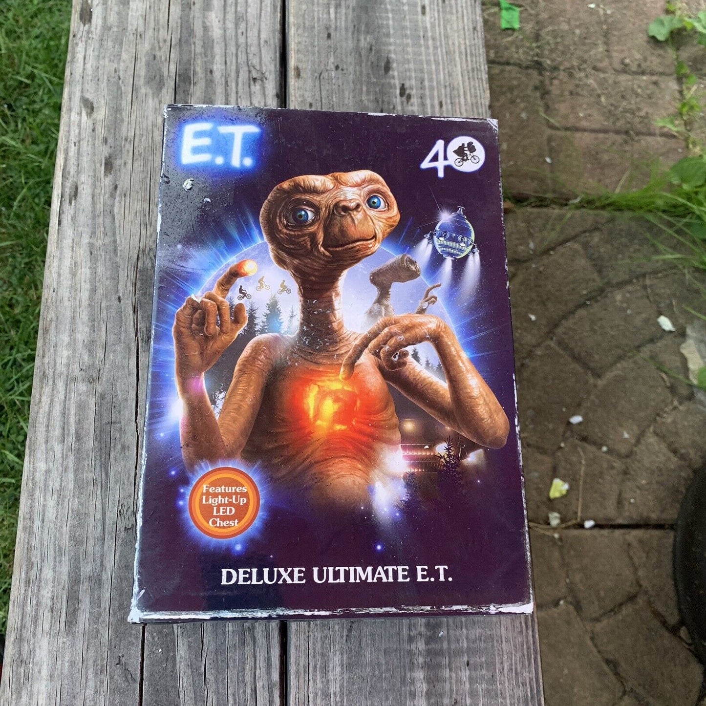 NECA Deluxe E.T. Ultimate Action Figure LED Chest Light Up 40th Anniversary
